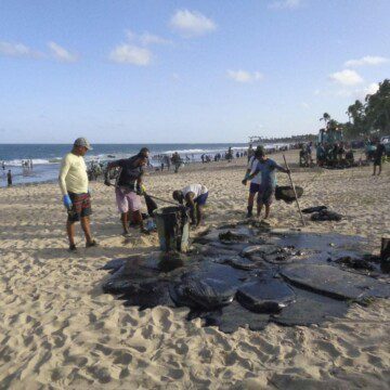 Tragedia ambiental en Brasil: derrame de petróleo afectaría a una cuarta parte de su costa