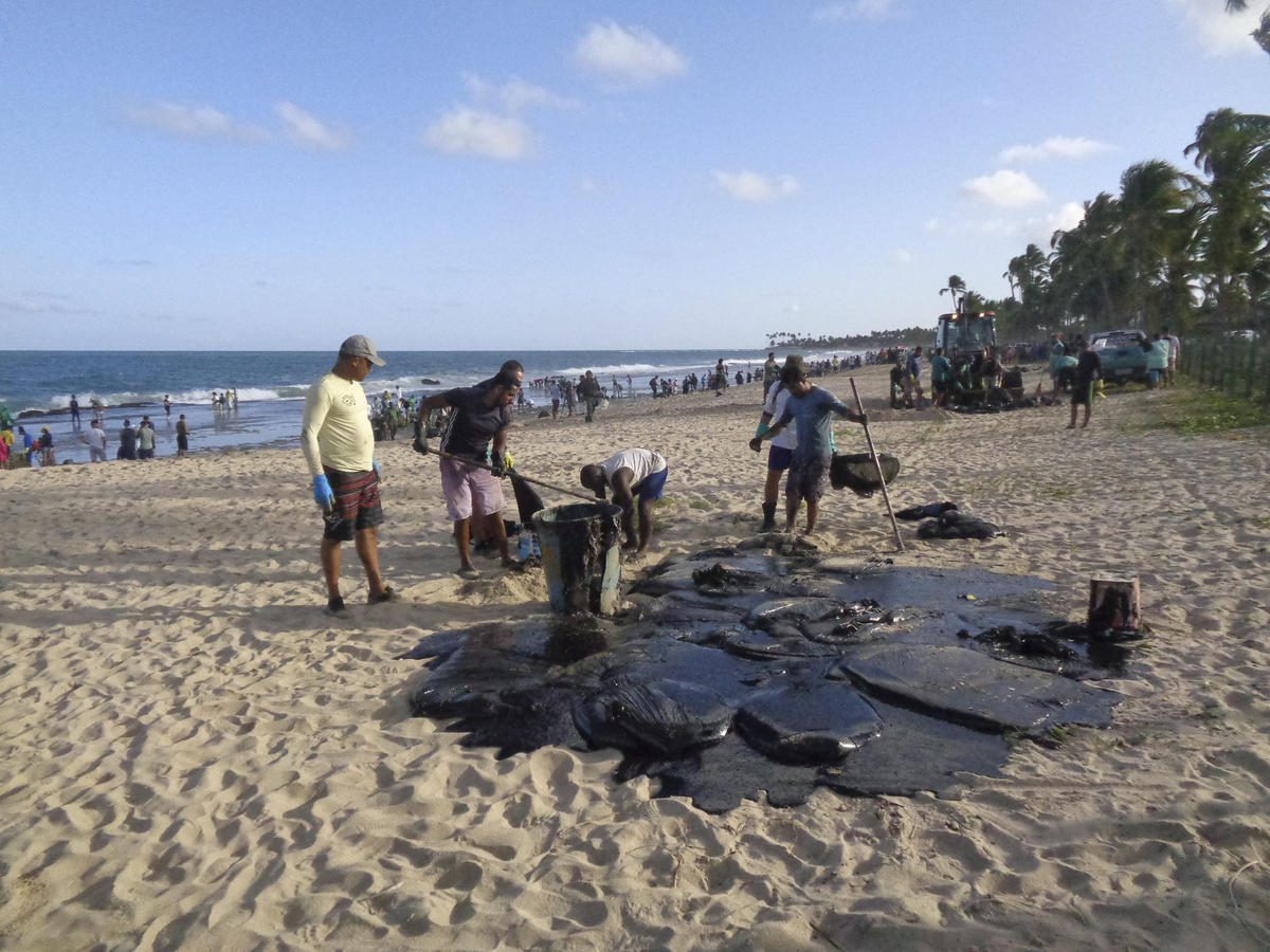 Tragedia ambiental en Brasil: derrame de petróleo afectaría a una cuarta parte de su costa