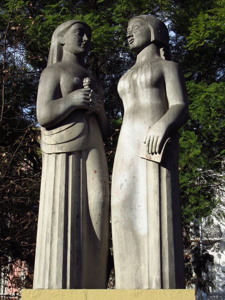Monumento a las educadoras chilenas Isabel Le Brun y Antonia Tarragó de Samuel Román © Felipe Restrepo