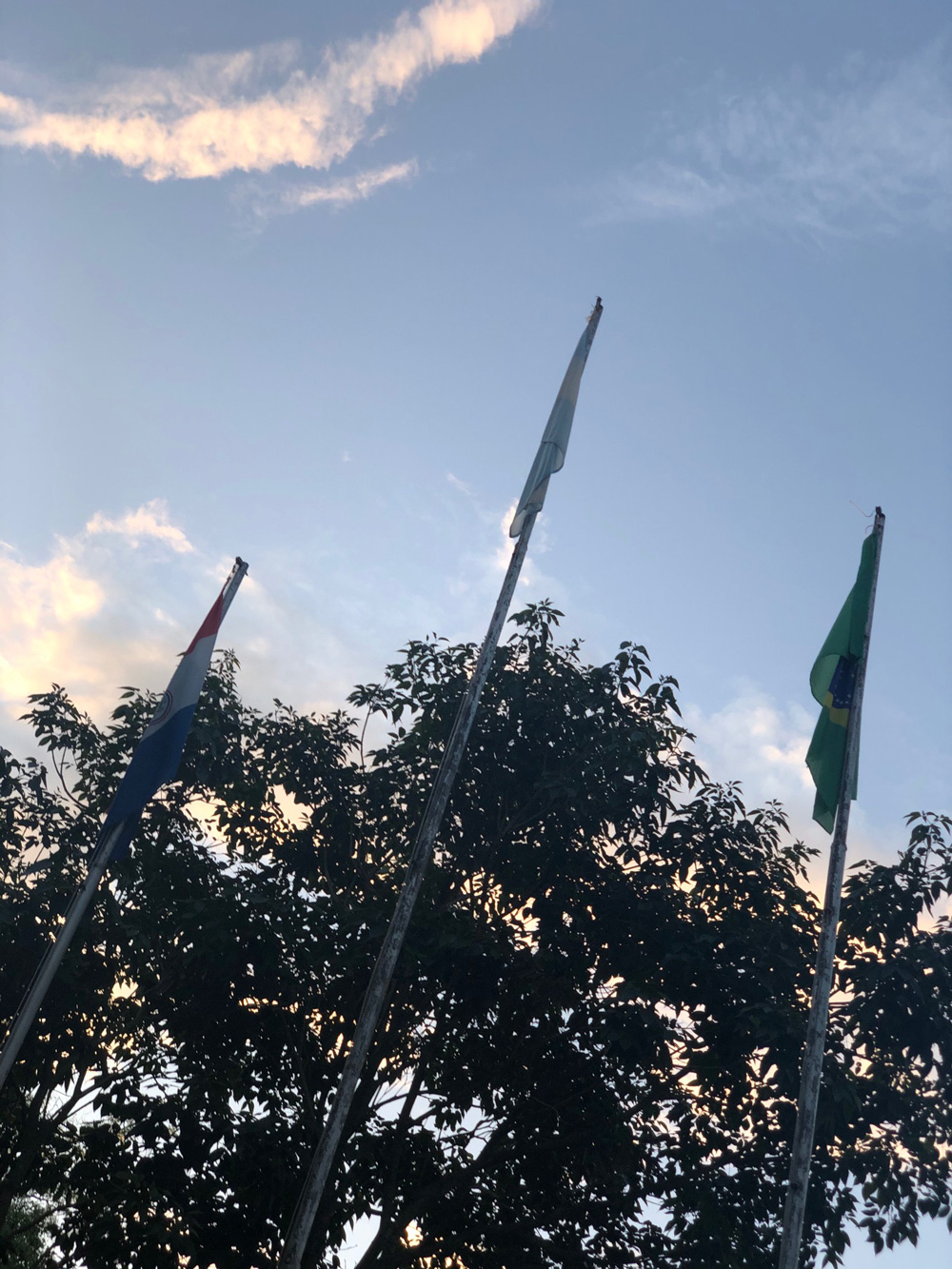 Tres banderas (Paraguay, Argentina, Brasil) @Cristóbal Ogrodnik