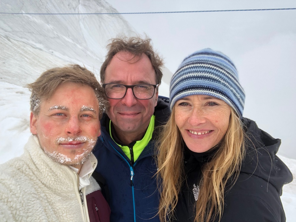 Timmi Trinks (Humboldt), Tilman Remme (director), Andrea Wulf (author) on set in the mountains – Spiegel TV