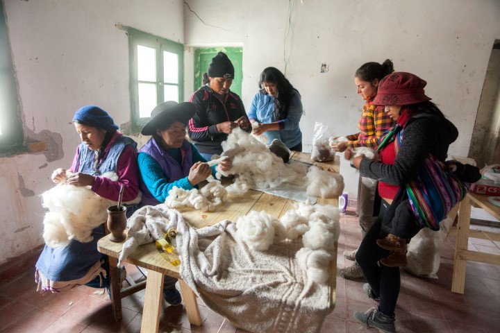 Artesanas trabajando en la localidad de Lagunillas de Farallón (C) Nilce Silvina Enrietti