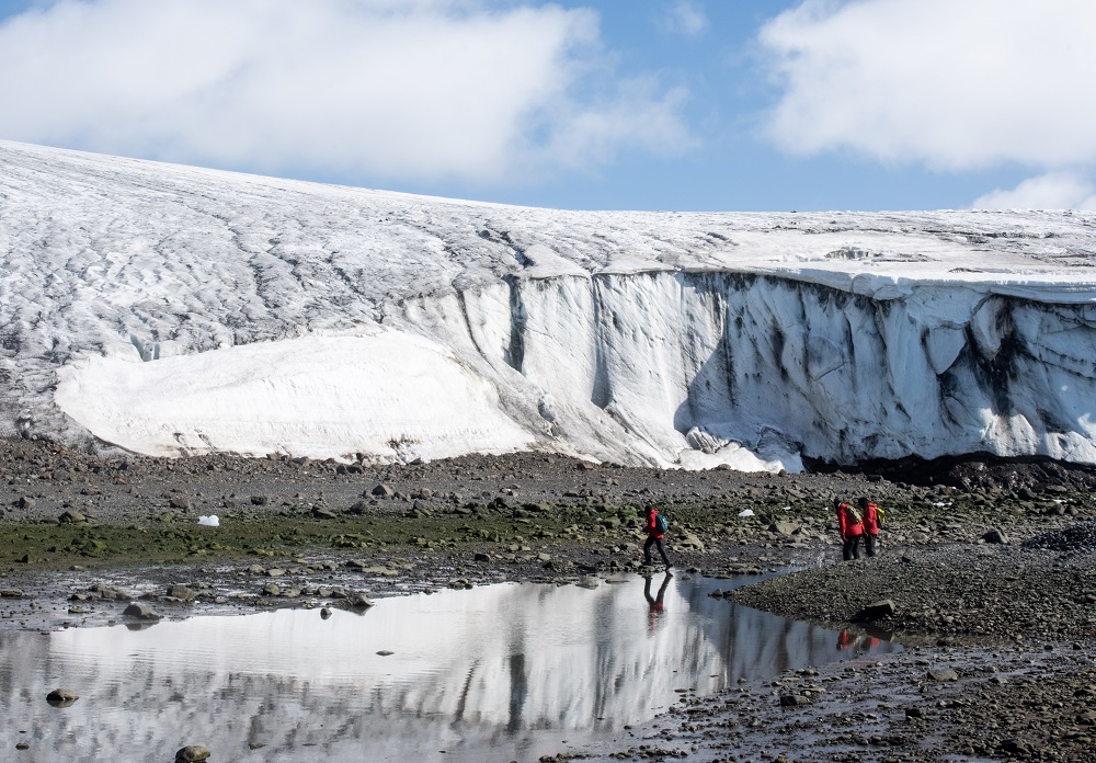 Científicos en glaciar Collins (INACH_R Canales)