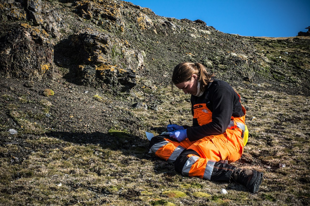 Elisabeth Biersma tomando muestras en isla Livingston durante Expedición Científica Antártica ©INACH | R. Canales