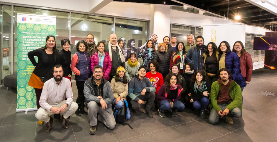 Foto grupal tras uno de los talleres participativos, realizado en la Biblioteca Gabriela Mistral de La Serena. © ASÍ Conserva Chile.
