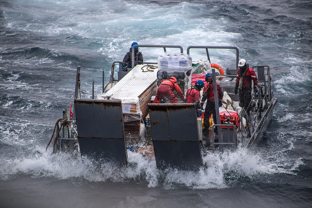 trasporte skua del buque Aquiles en un día de tormenta transportando material a base Yelcho (INACH_H.Díaz)