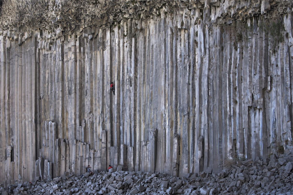 Basaltos columnares de La Cárcel -Laguna del Maule © Nico Gantz