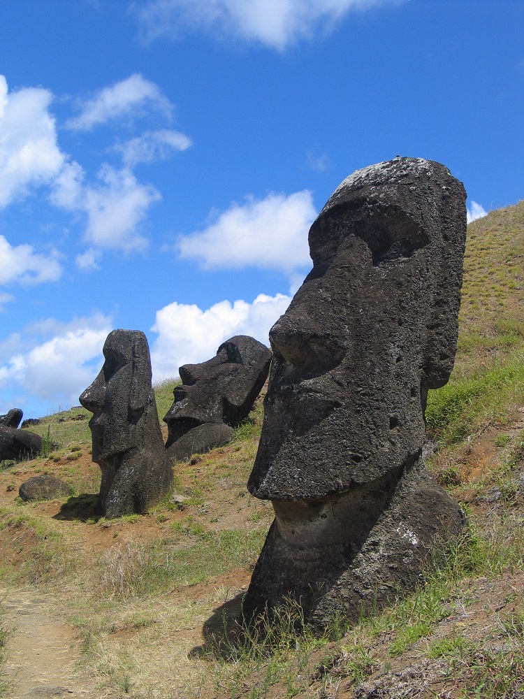Moai Rano raraku Rapa Nui ©Aurbina
