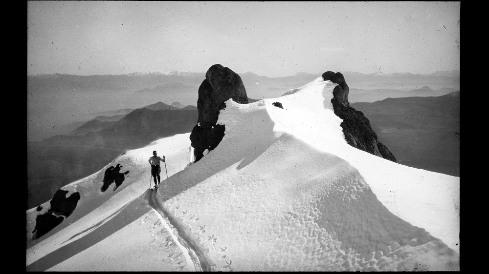 Subiendo el Cerro Provincia, Circa 1935 – Autor desconocido