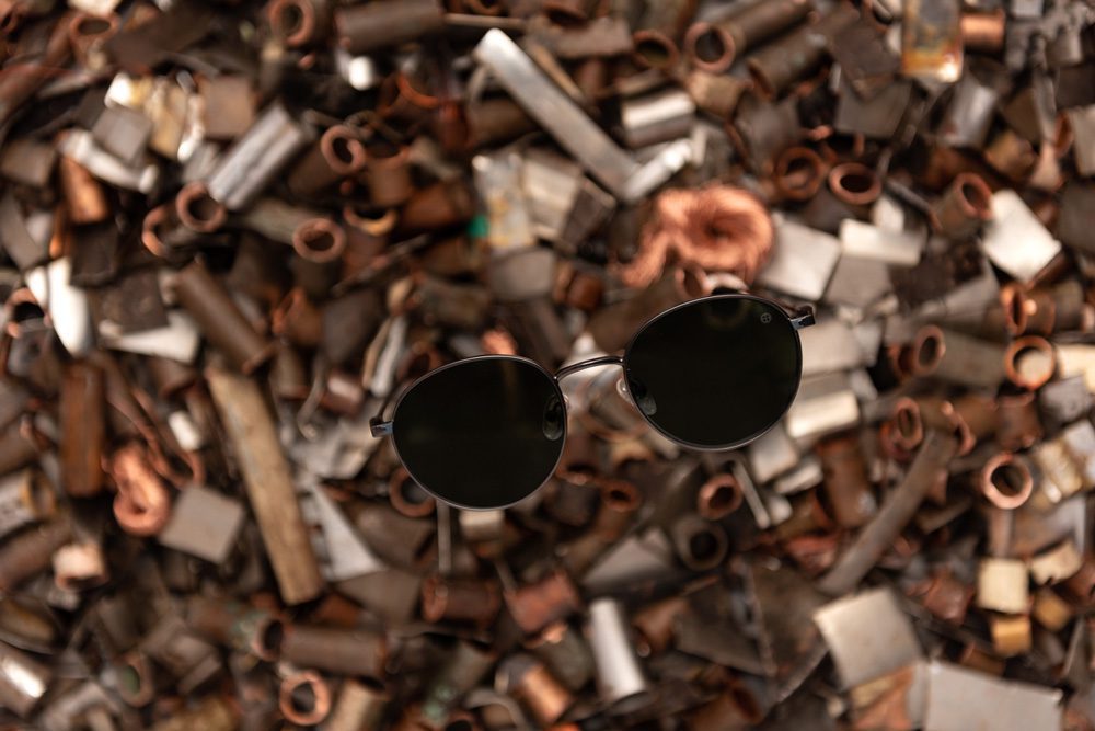 Reciclaje de metal para elaborar anteojos: la nueva apuesta de Karün