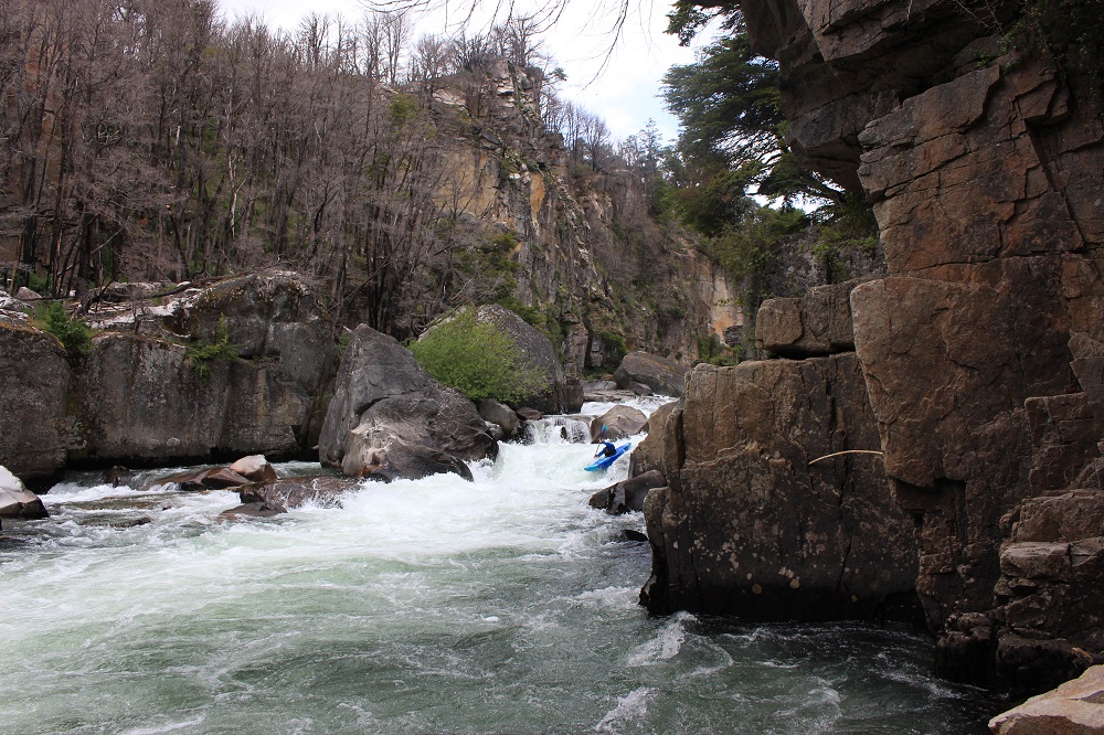 Jaime Lancaster abriéndose paso a través de los primeros rápidos del primer descenso del río Pico ©Domingo Sandoval