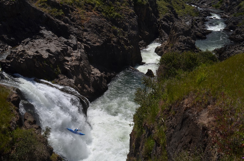 Jaime Lancaster, primer descenso Cascada río Ñirehuao, bautizada como “Salto Ñiremiau” ©Max Rayner