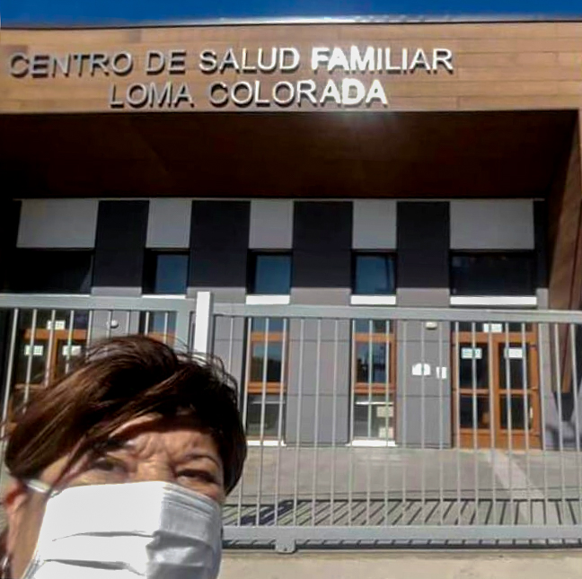 Luisa Uribe frente al CESFAM. Ella señala que el centro de salud se venía exigiendo hace 10 años. Fue el primer recinto en abrir tras la pandemia en octubre. Foto: Luisa Uribe