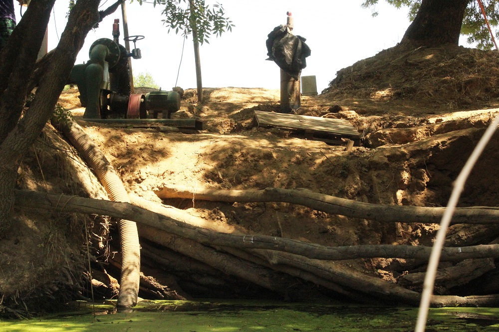 Motobomba instalada en la rivera del Río Cauquenes por Viña Undurraga. Gentileza Fundación Terram