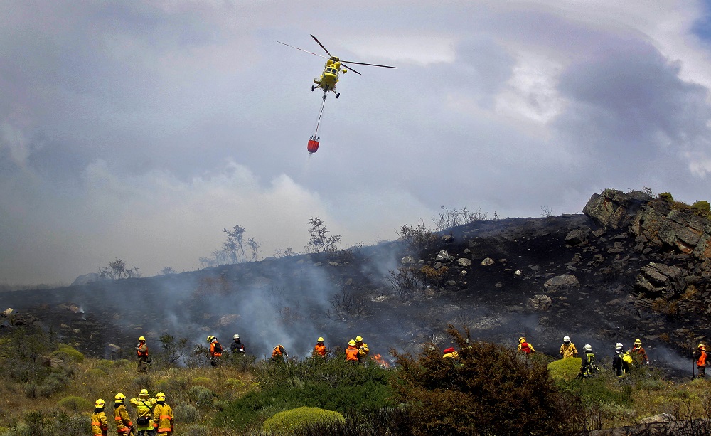 CONAF combate incendio de Valparaíso – Gobierno de Chile / Wikimedia Commons