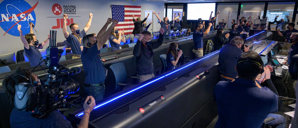 Los miembros del equipo del rover Perseverance de la NASA reaccionan en el control de la misión después de recibir la confirmación de que la nave espacial aterrizó con éxito en Marte, el jueves 18 de febrero de 2021 © NASA/Bill Ingalls