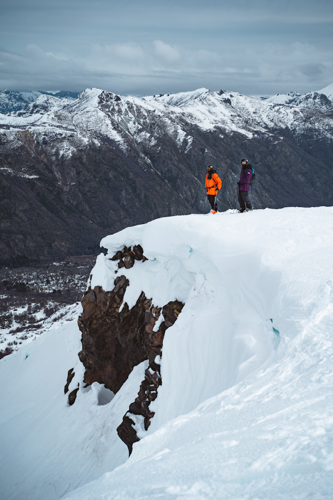 Martin Oliger y Vincent Haller del equipo Ecofreeski, durante la grabacion del documental “El último escondite del huemul“ en Nevados de Chillán. ©Jens Meier