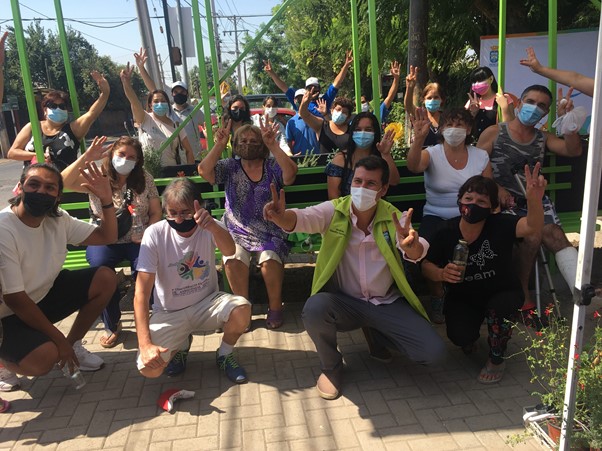Vecinos de Manuel Rodríguez, Alcalde de Renca Claudio Castro y Equipo Cultiva celebran la inauguración de los Paraderos Verdes.