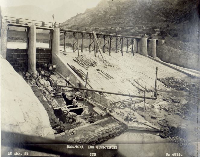 Construcción en 1930 de la Bocatoma Los Queltehues en la comuna de San José de Maipo. Chilectra Metropolitana. ©Archivo Biblioteca Nacional Digital