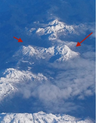 Fotografía aérea del Volcán Mate Grande tomada desde la ventana de un avión comercial en junio de 2018, donde a la izquierda se ve el cono más joven del volcán y a la derecha la caldera con parte de cono más antiguo. © Gregory De Pascale.