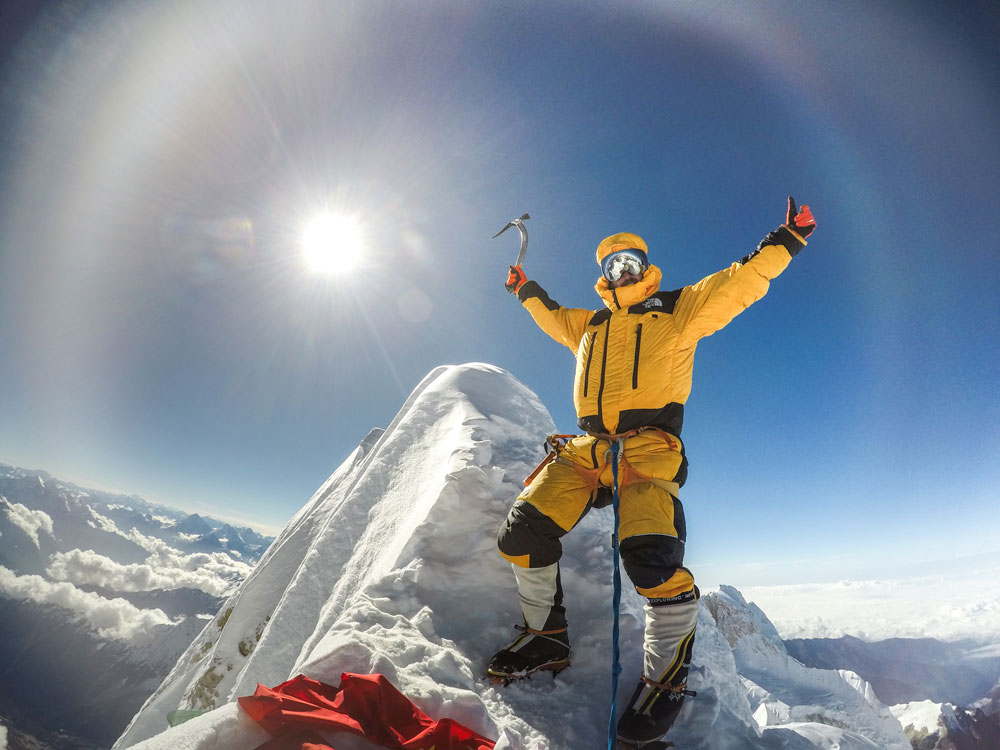 En la cumbre del Manaslu, la octava montaña más alta del mundo. Su nombre en sánscrito se traduce como ‘Montaña de los Espíritus’.
