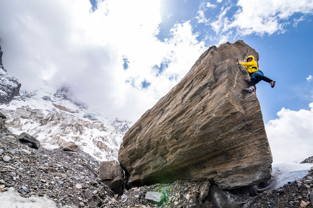 Juan Pablo Mohr practicando boulder en una expedición al Dhaulagiri, el 2017.