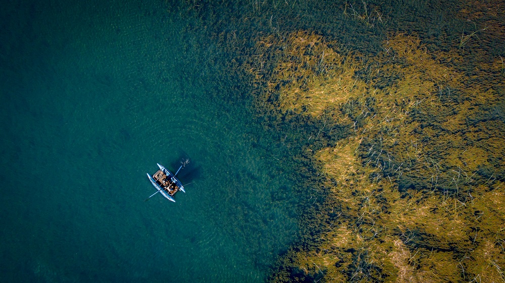 Pesca en lago Maihue ©Rodrigo Hermosilla