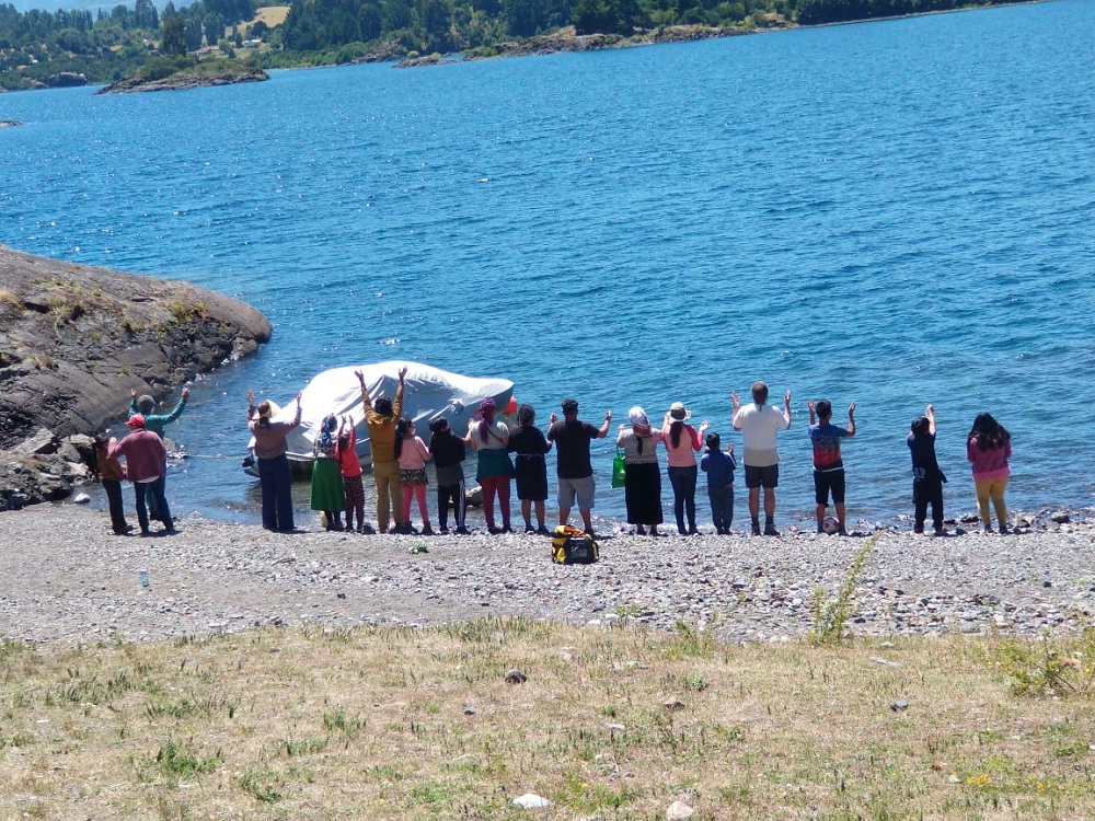 Proyecto intercultural monitorea la calidad del agua en Isla Huapi ©Claudia Antillanca