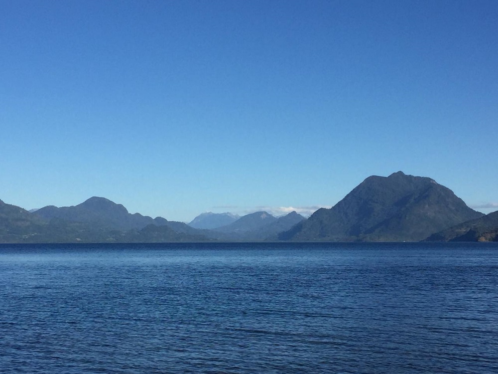 Proyecto intercultural monitorea la calidad del agua en Isla Huapi ©Manuel Tironi