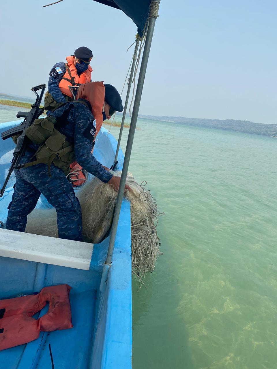 Autoridades retiran grandes redes usadas por grupos de “jaladores” en prácticas de pesca ilegal. Crédito: © Ministerio de Ambiente de Guatemala.