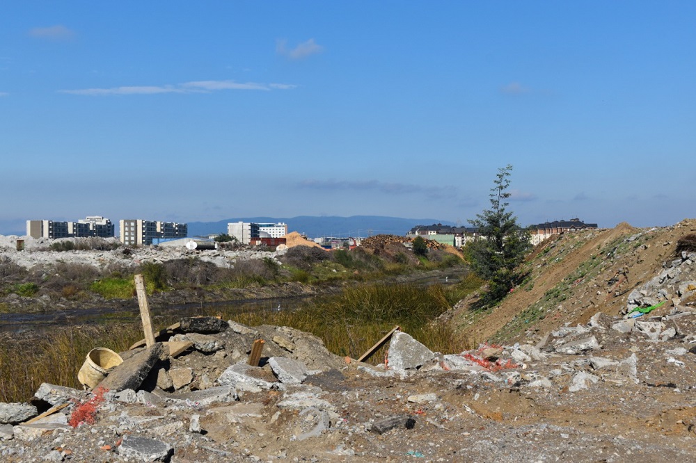 Basura y escombros al costado del canal Ifarle en Talcahuano ©Karim Abufarhue