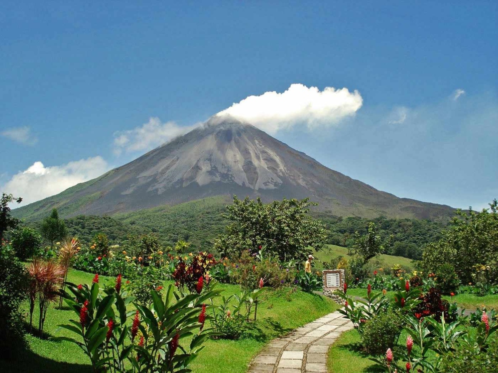 El Parque Nacional cuenta con senderos que recorren todas sus áreas y bordean el Volcán. Crédito: Real Deal Tours