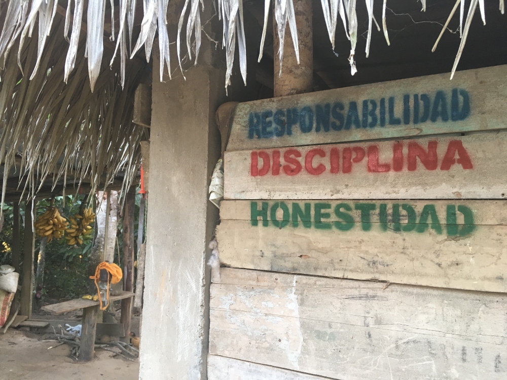 En las paredes exteriores de las casas de cada miembro de la Cooperativa de Pangoa, se aprecian estas palabras. Crédito: © Mark Gerrits