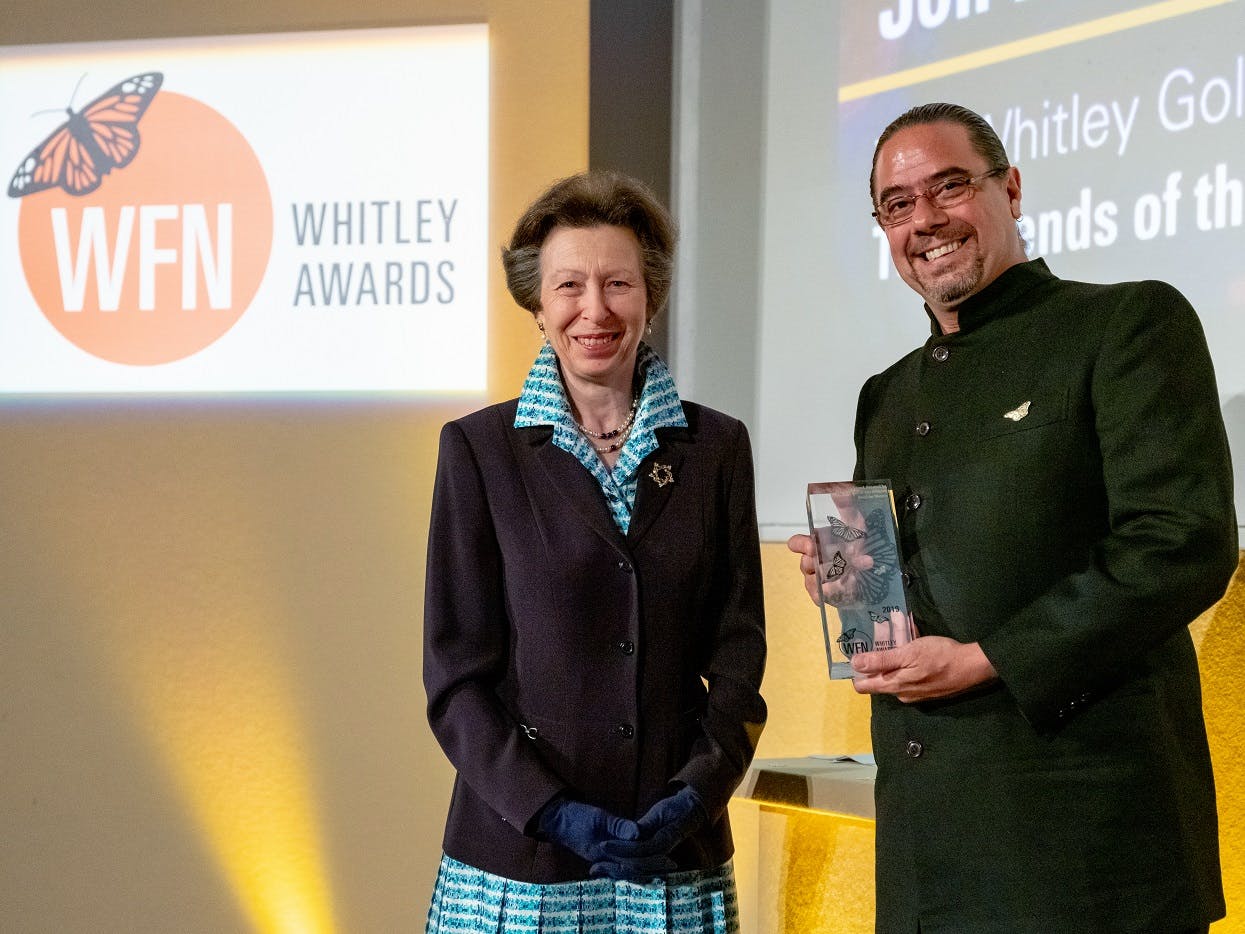 Jon Paul Rodríguez, presidente de Provita y de la Comisión para la Supervivencia de Especies de la IUCN, recibiendo el Whitley Award —conocido como Oscar Verde— de manos de la Princesa Anne de Inglaterra. Crédito: Whitley Awards.