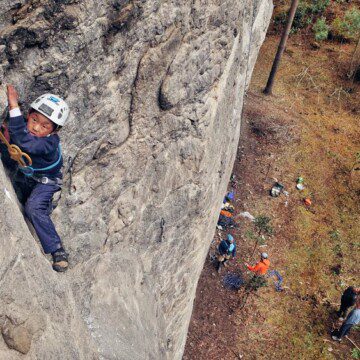 El proyecto de escalada que busca acercar a los niños a las rocas que los rodean en diferentes partes del mundo