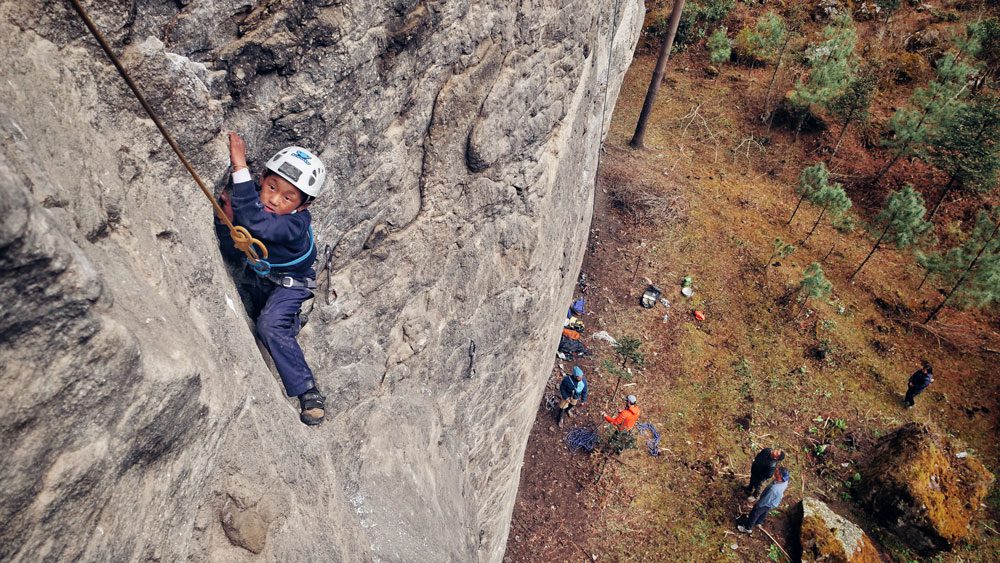 El proyecto de escalada que busca acercar a los niños a las rocas que los rodean en diferentes partes del mundo