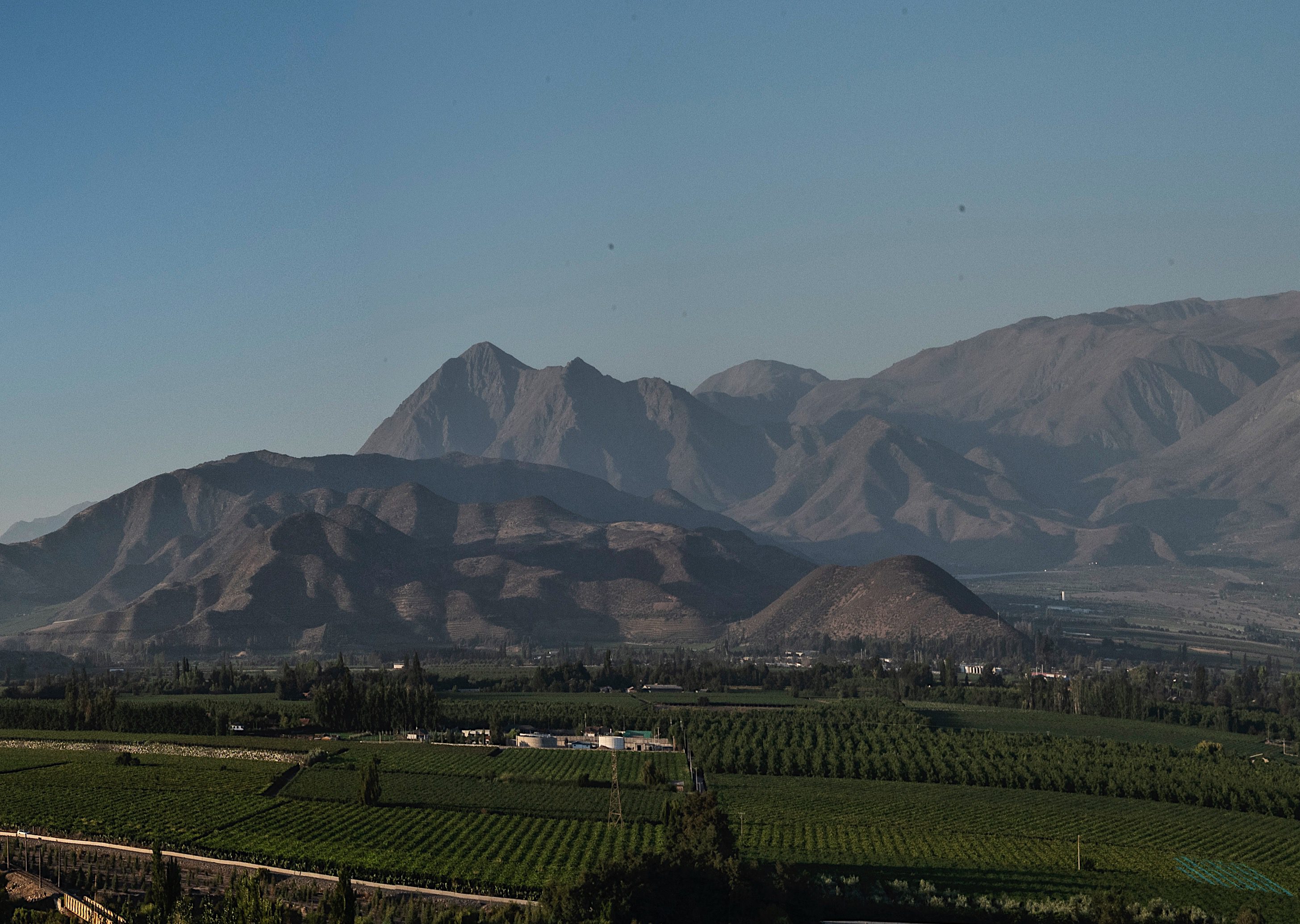 Vista al cerro Orolonco, ubicado al oriente de la ciudad de Putaendo, desde el cerro San Francisco de Curimón © Marcelo Mascareño