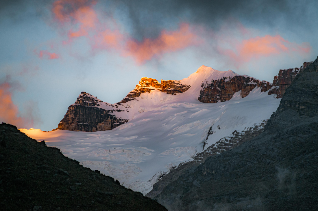 Cara occidental del pico San Pablin norte bajo el atardecer. Crédito: © Juan José Escobar Gil