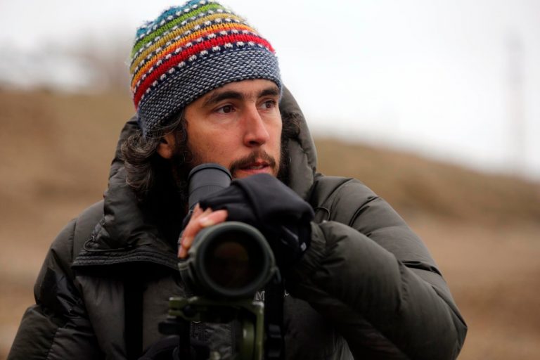 El biólogo argentino Ignacio Roesler, galardonado con el Premio Whitley por su trabajo en favor de la conservación del macá tobiano (Podiceps gallardoi). Crédito: Cortesía