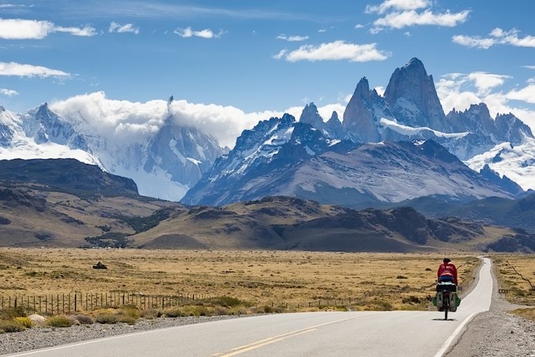 La Patagonia y Tierra del Fuego ofrecen paisajes llenos de contrastes que los hacen uno de los enclaves naturales más interesantes del mundo. Crédito: © Labicikleta