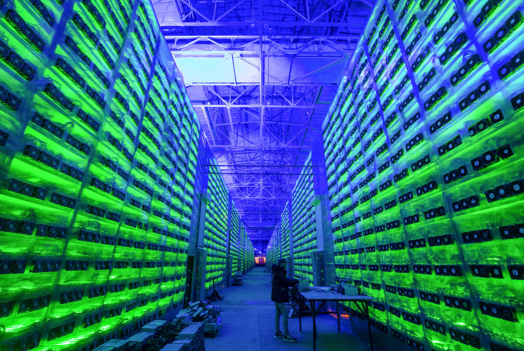 Las grandes instalaciones para minería de criptomonedas consumen vastas cantidades de energía eléctrica. Crédito: Getty Images