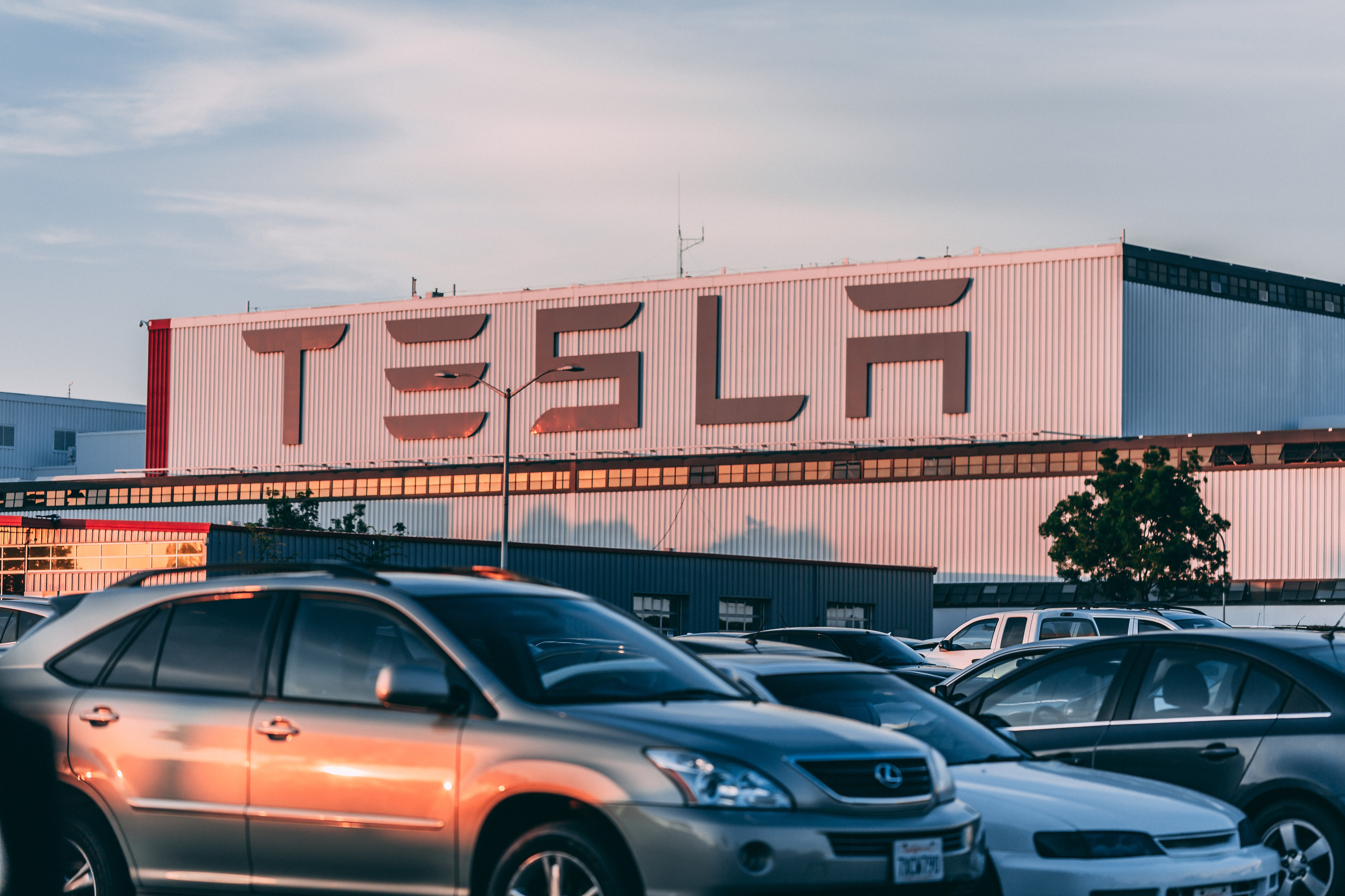 Tesla, el gigante automotriz de los automóviles eléctricos, dejará de realizar operaciones en Bitcoin, lo que ya ha puesto nuevamente el debate sobre el impacto ambiental de las criptomonedas. Crédito: Craig Adderley