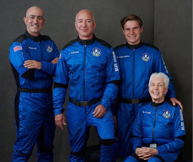 Miembros de la tripulación de Jeff Bezos en su viaje de 11 minutos al espacio. Crédito: Reuters