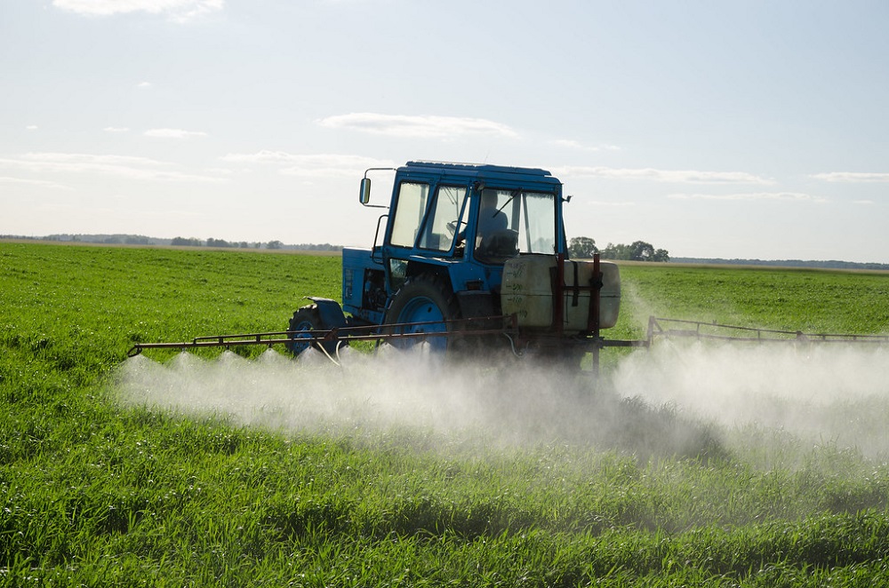 Agricultura, tractor rociando pesticidas (referencial) @Aqua Mechanical / Flickr
