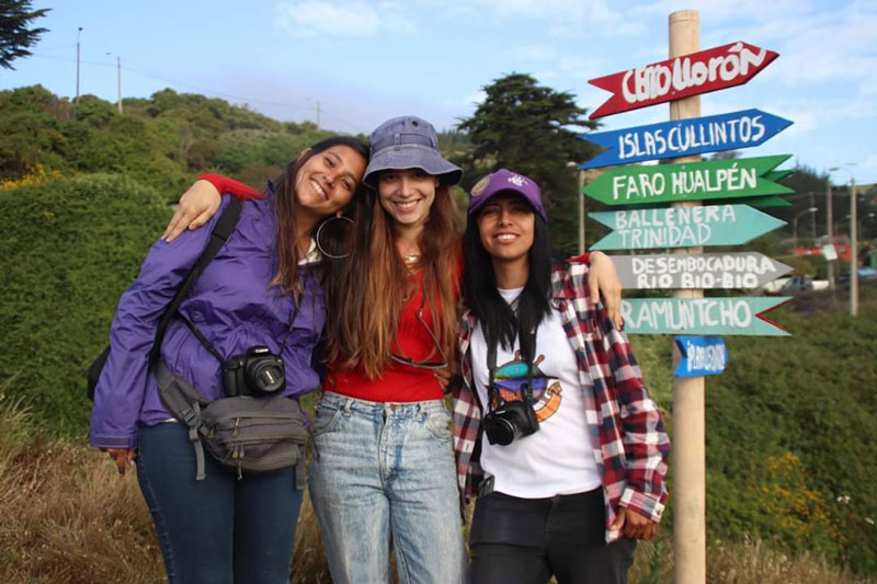 La bióloga Andrea Cisterna, la veterinaria Camila Calderón y la guía turística Fernanda Silva son el colectivo Soplo a la Vista