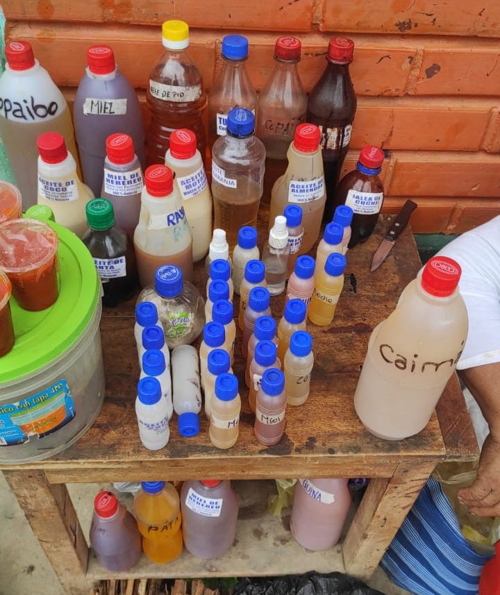 Venta de aceite de caimán en los mercados campesinos. Crédito: © Ninon Ríos.