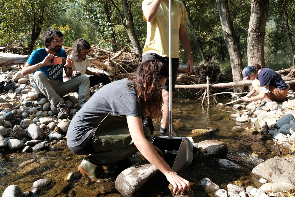 Participantes en el río Avisio, en Italia, explorando y documentando vida en la edición pasada del Home River Bioblitz. Crédito: © THRB