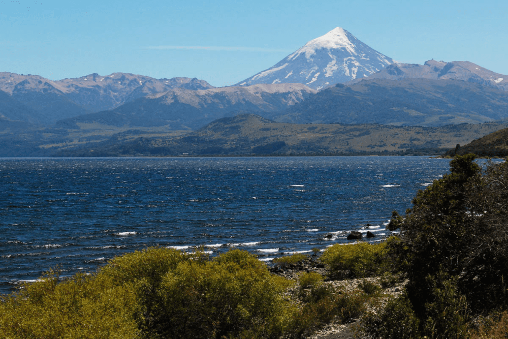 Lago Huechulafquen, en el Parque Nacional Lanín, en Argentina. Crédito: © Emiliano Argondizza
