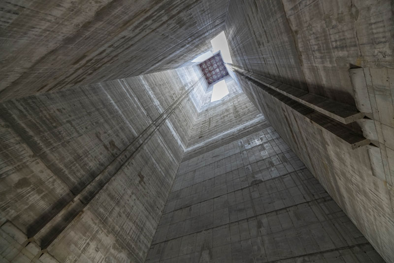 Interior de la torre – planta termosolar Cerro Dominador ©Guy Wenborne