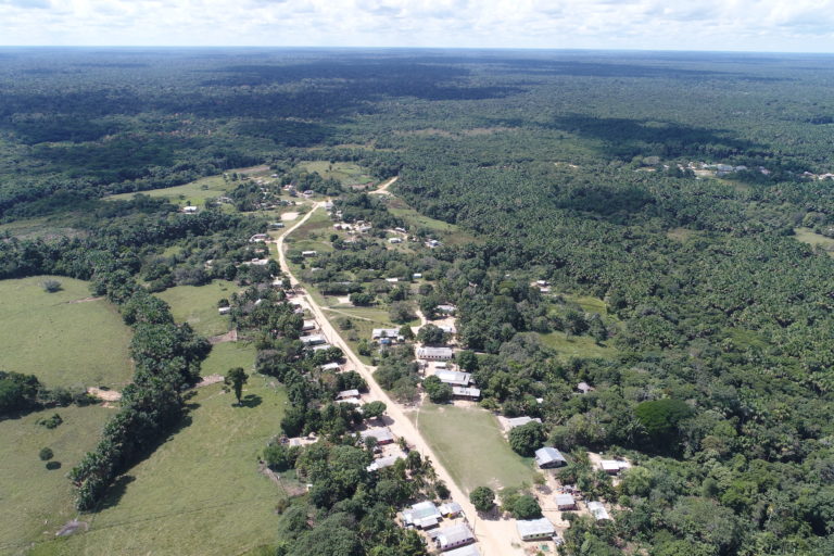 Vista aérea de la aldea Ipiranga, en la TI Poyanawa, rodeada de bosque. Crédito: © Embrapa / publicidad.